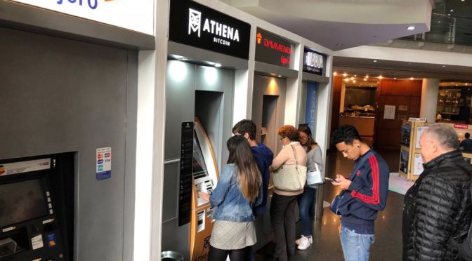 Fantástico! Mas  fila en un cajero de Bitcoin en Bogotá que en los demás cajeros bancarios…